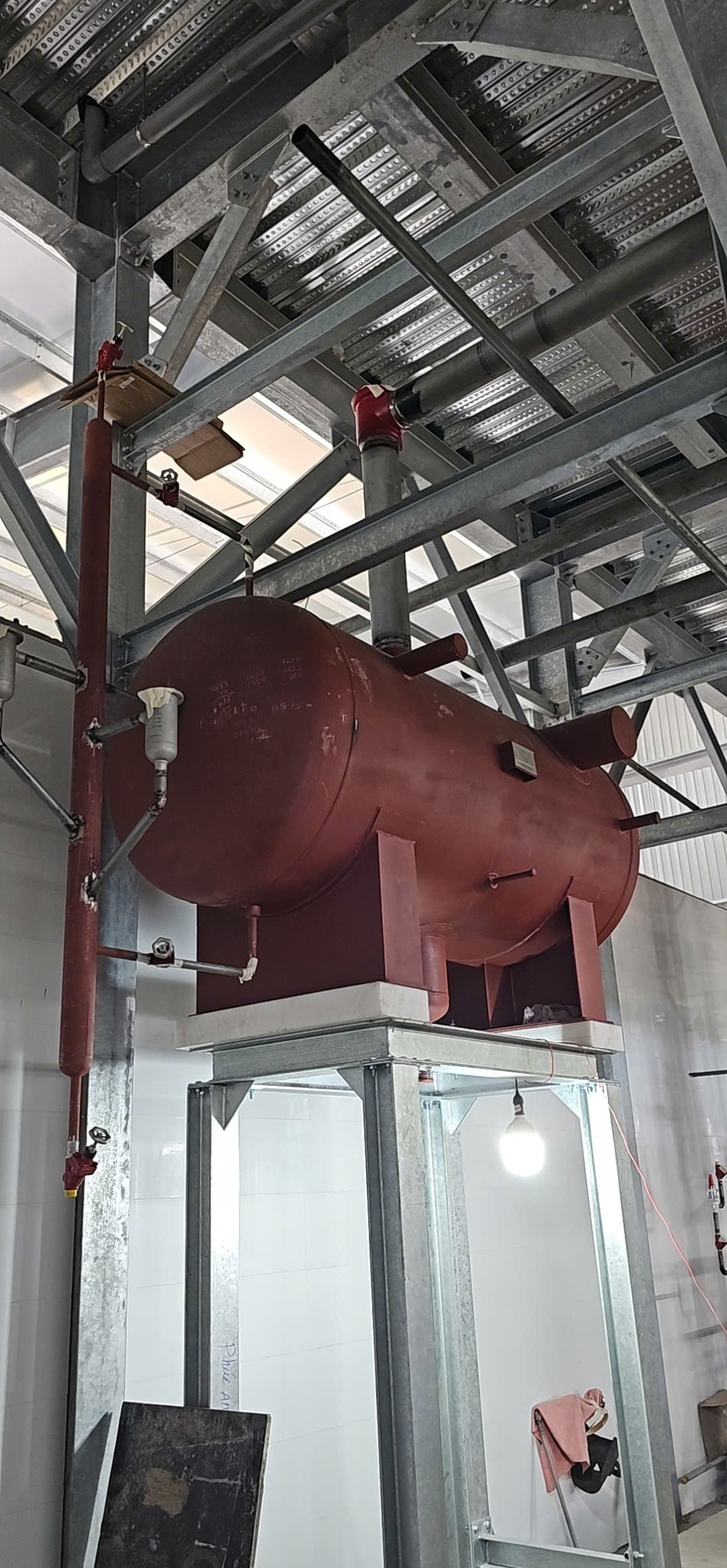 Bình chứa và cụm van HP Valves lắp đặt trong nhà xưởng lạnh